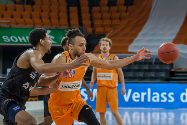 稳固后防与 稳固后防与